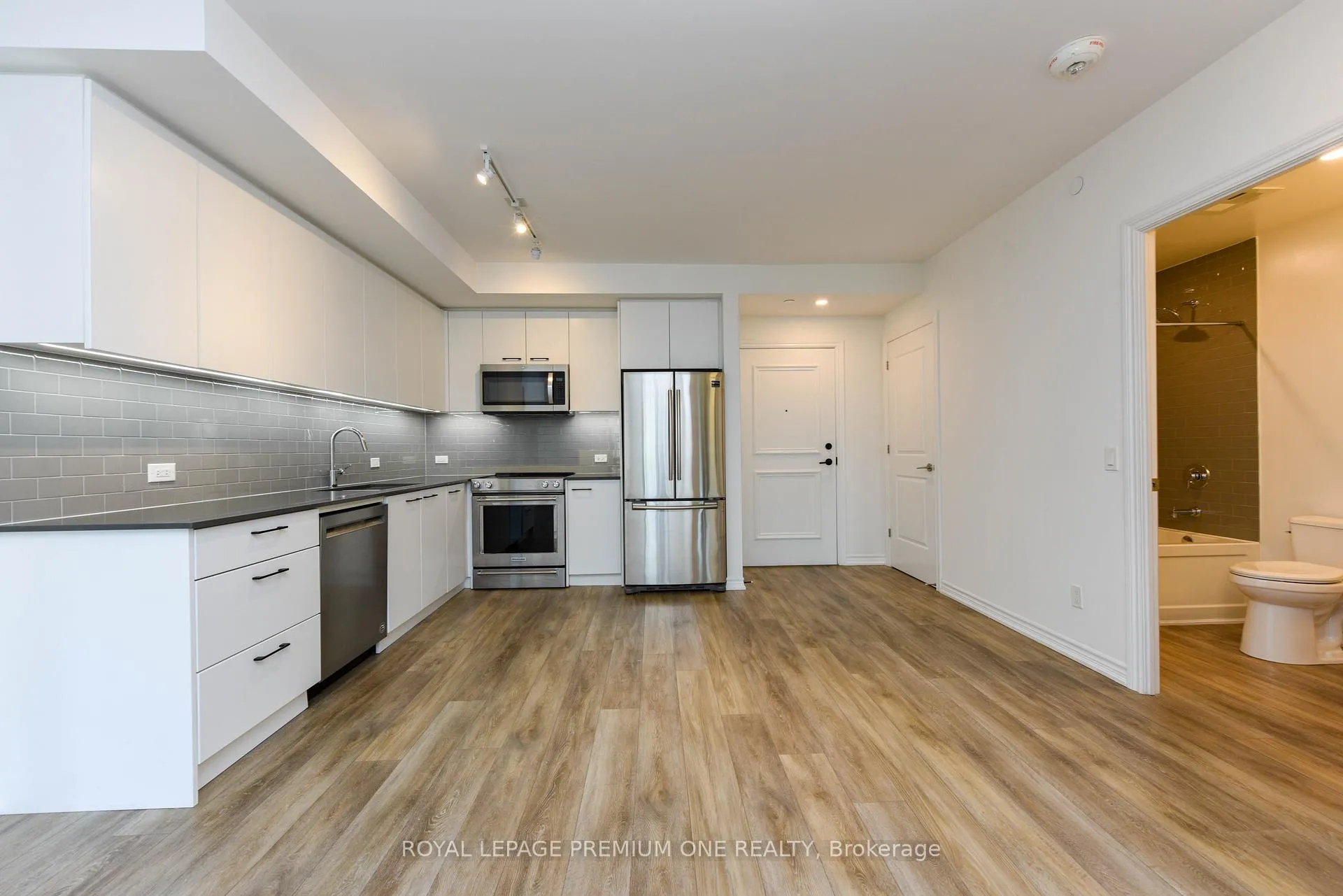 Photo 8 of Unit 207, 571 Prince Edward Drive N, Etobicoke, Kingsway South — HOMEH
