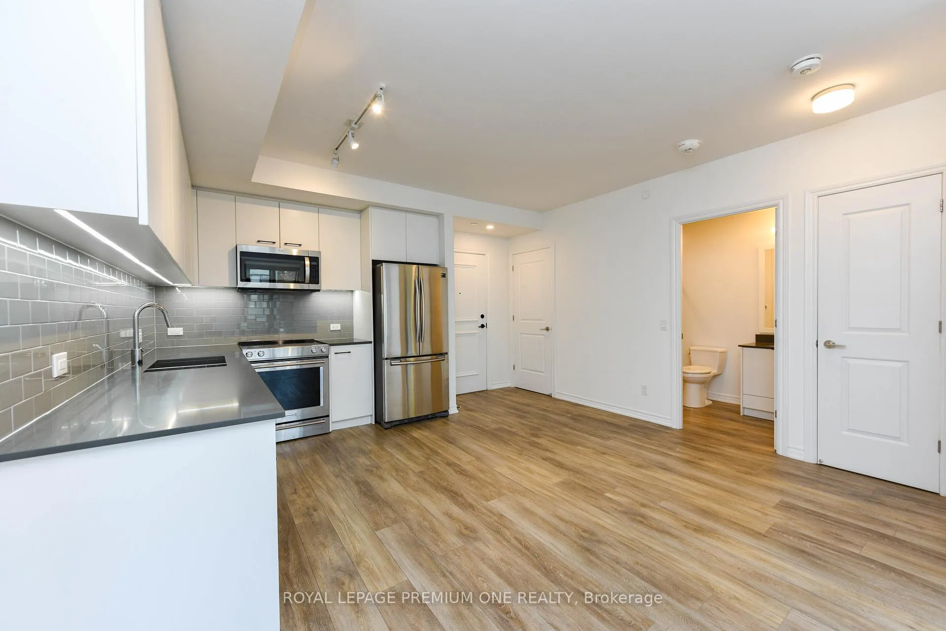 Photo 9 of Unit 207, 571 Prince Edward Drive N, Etobicoke, Kingsway South — HOMEH