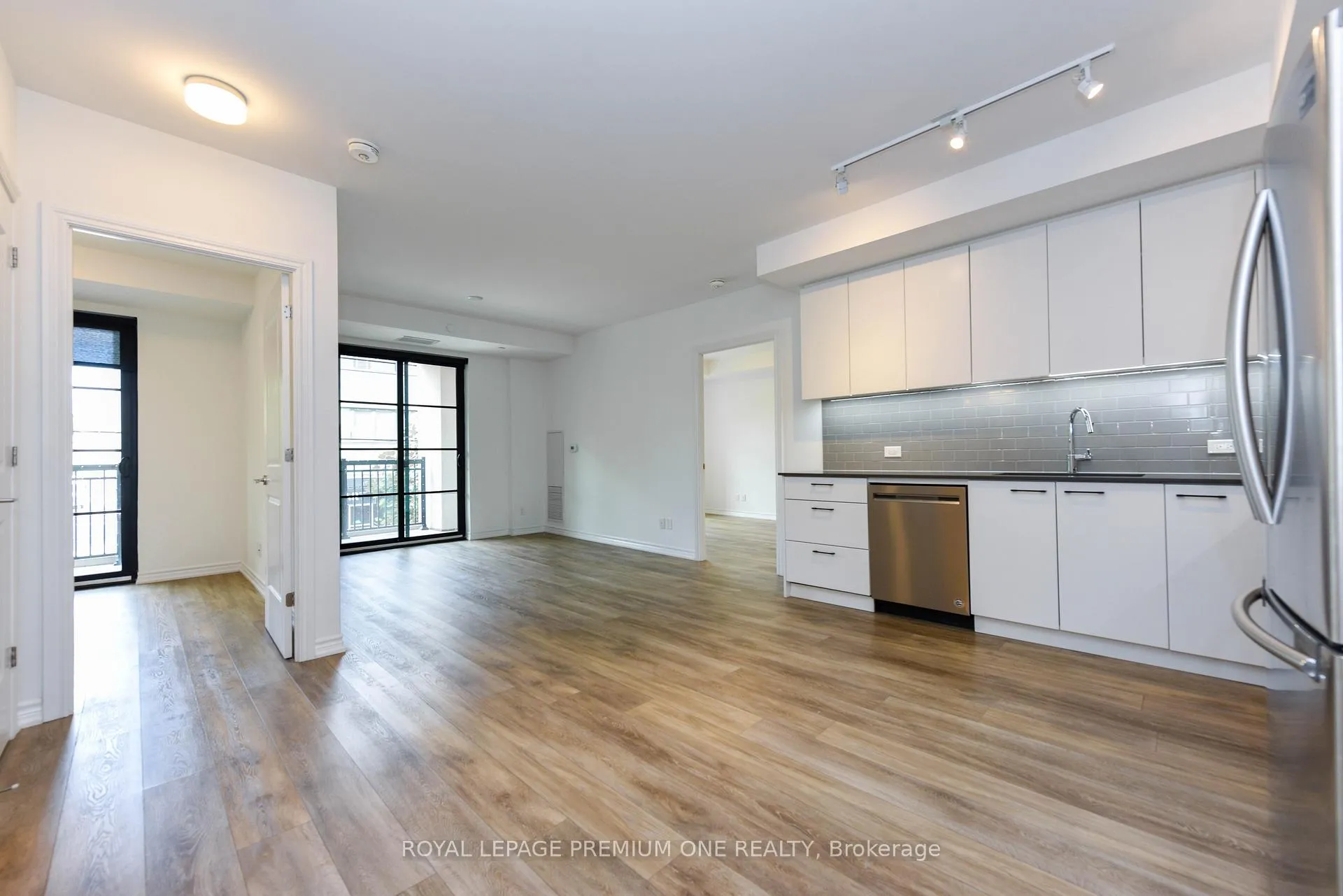 Photo 10 of Unit 207, 571 Prince Edward Drive N, Etobicoke, Kingsway South — HOMEH