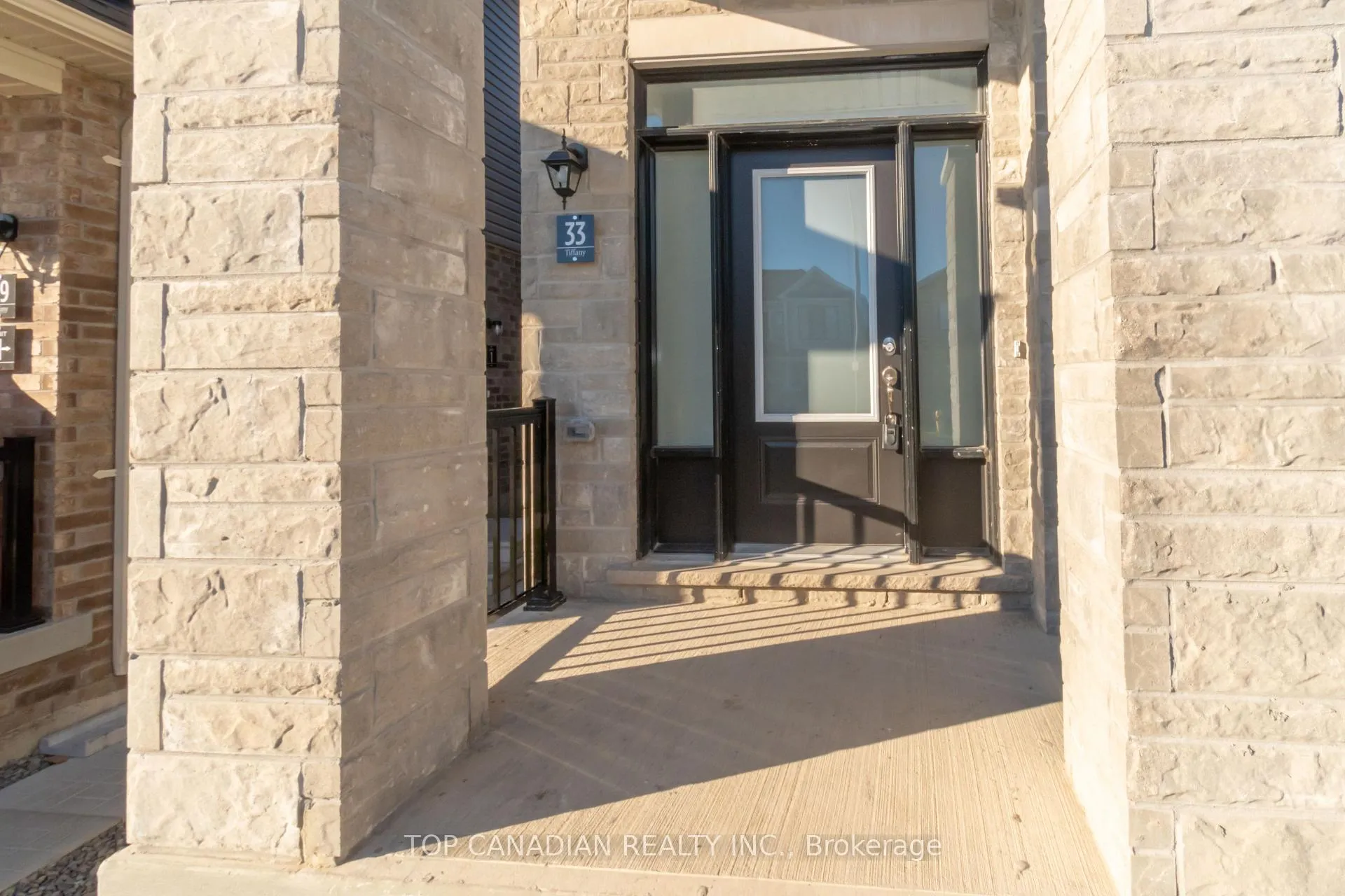 Photo 2 of 33 Durham Avenue, Barrie, Rural Barrie Southeast — HOMEH