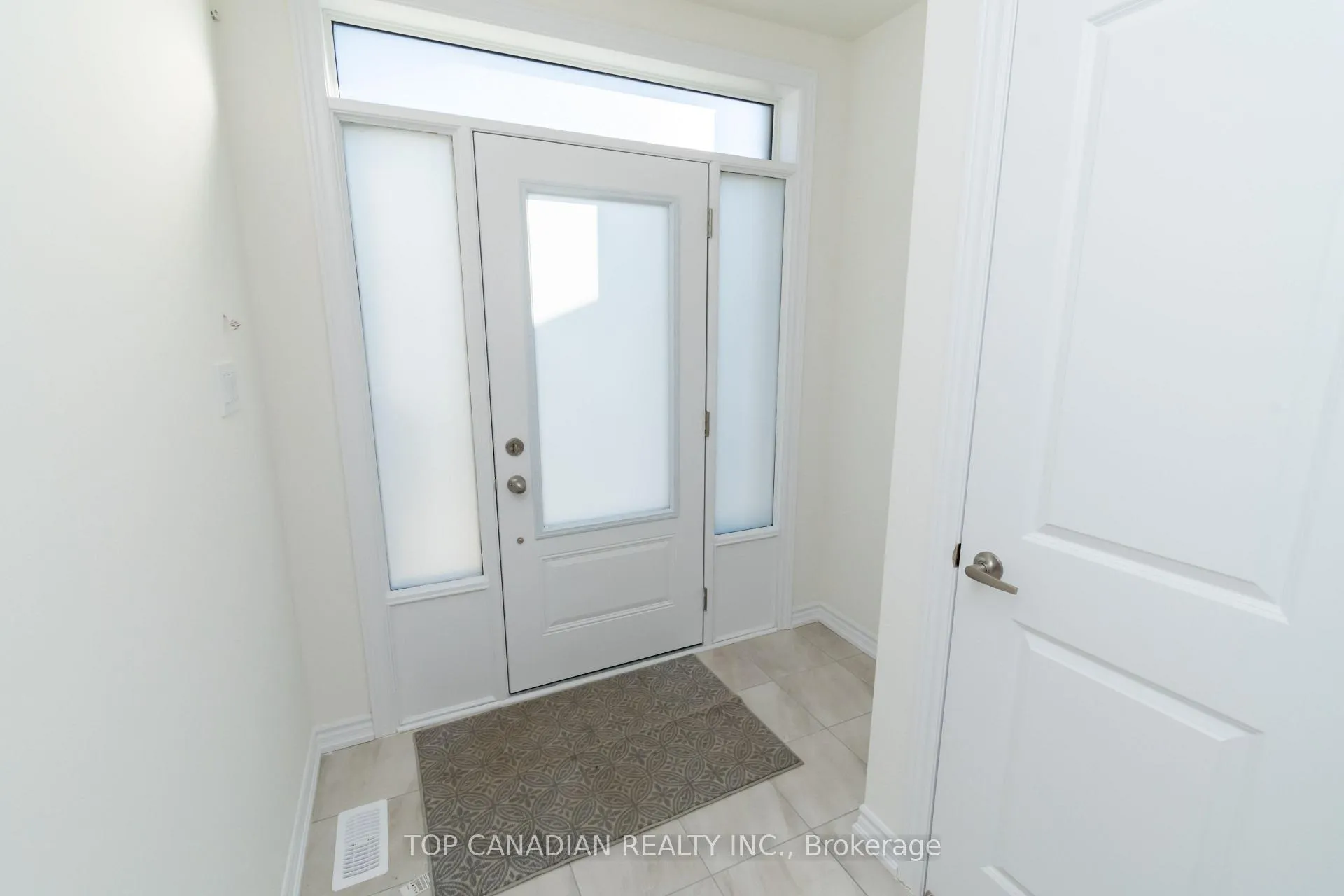 Photo 3 of 33 Durham Avenue, Barrie, Rural Barrie Southeast — HOMEH