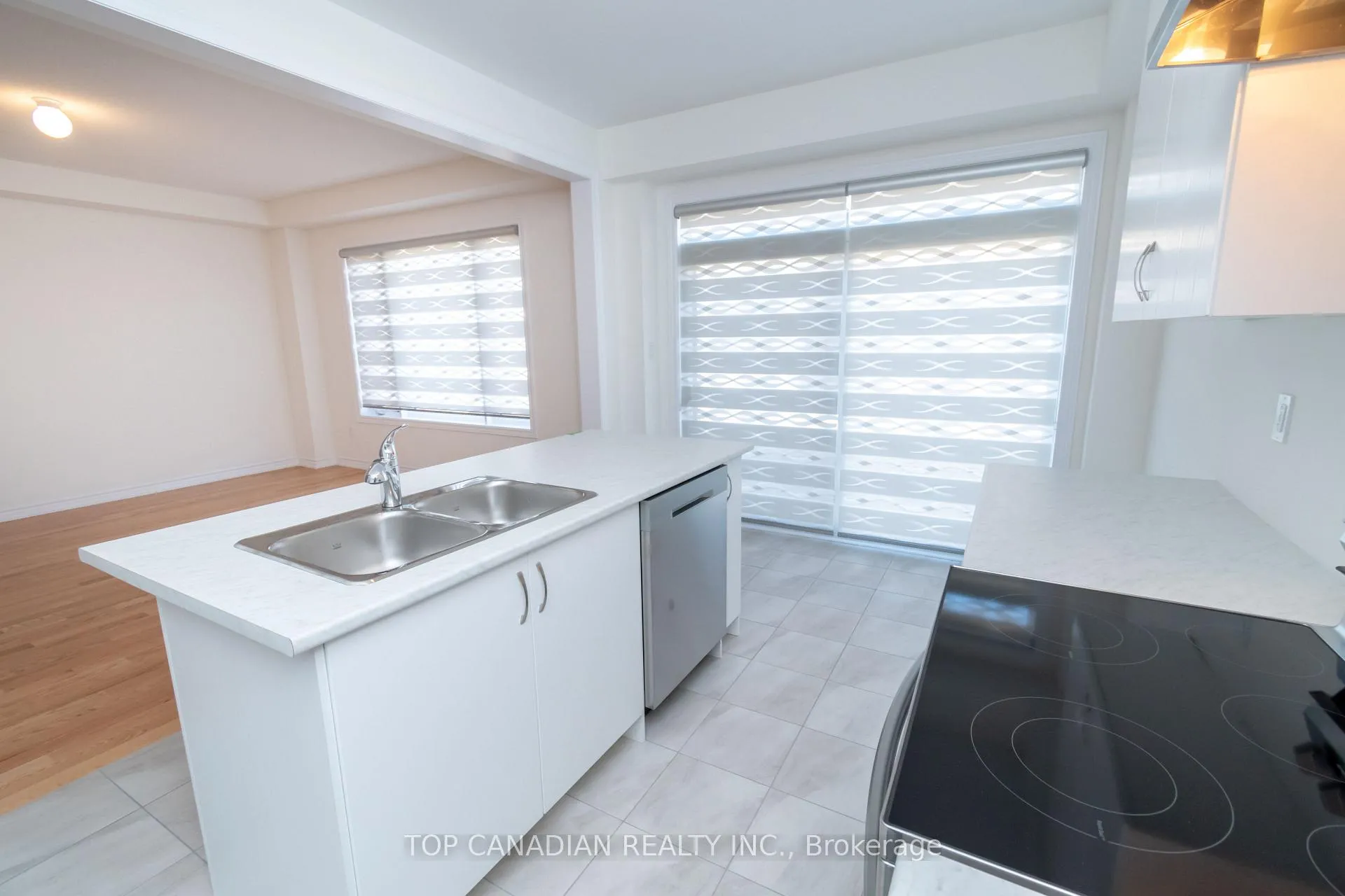 Photo 10 of 33 Durham Avenue, Barrie, Rural Barrie Southeast — HOMEH