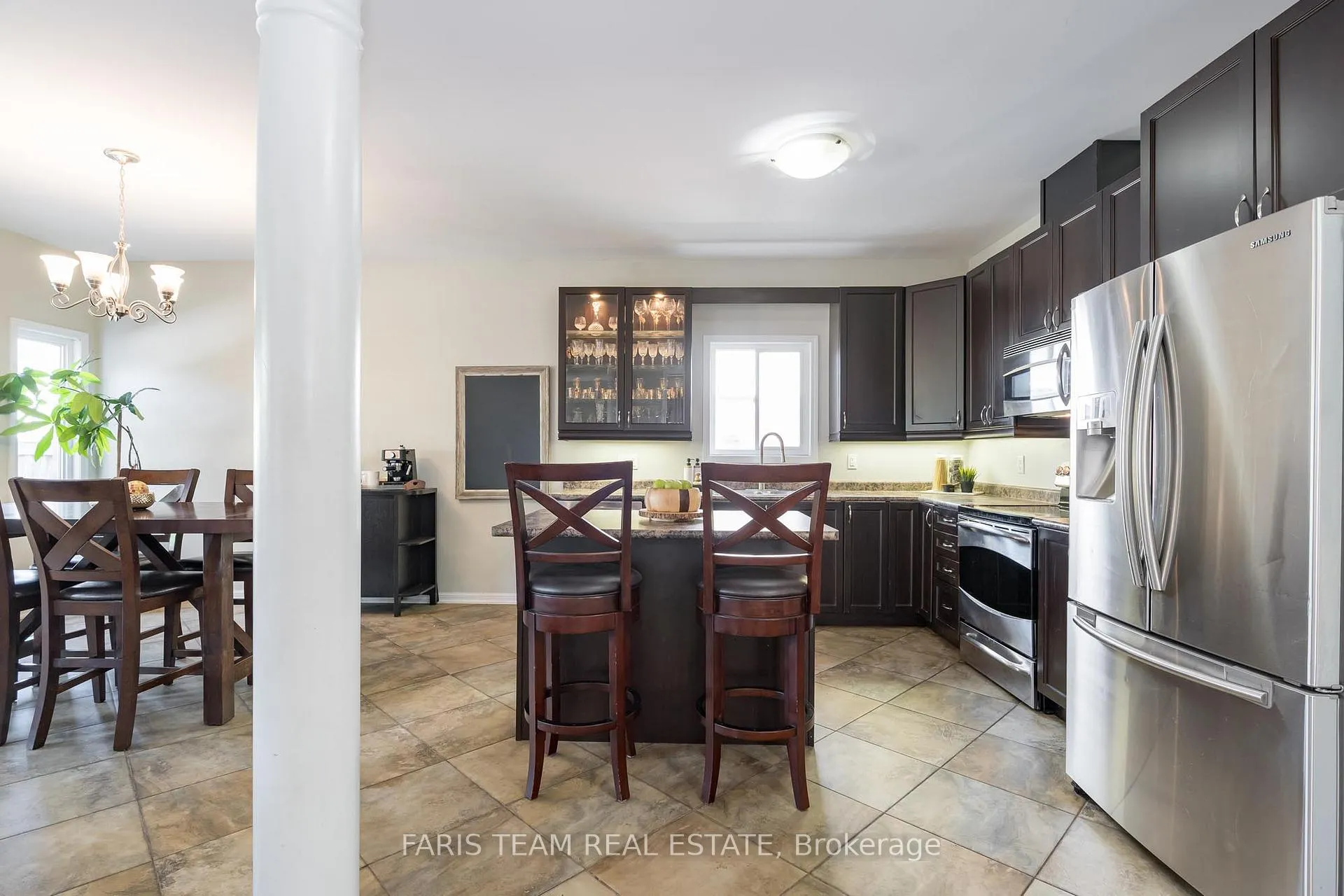 Photo 5 of 22 Commonwealth Road, Barrie, Innis-Shore — HOMEH