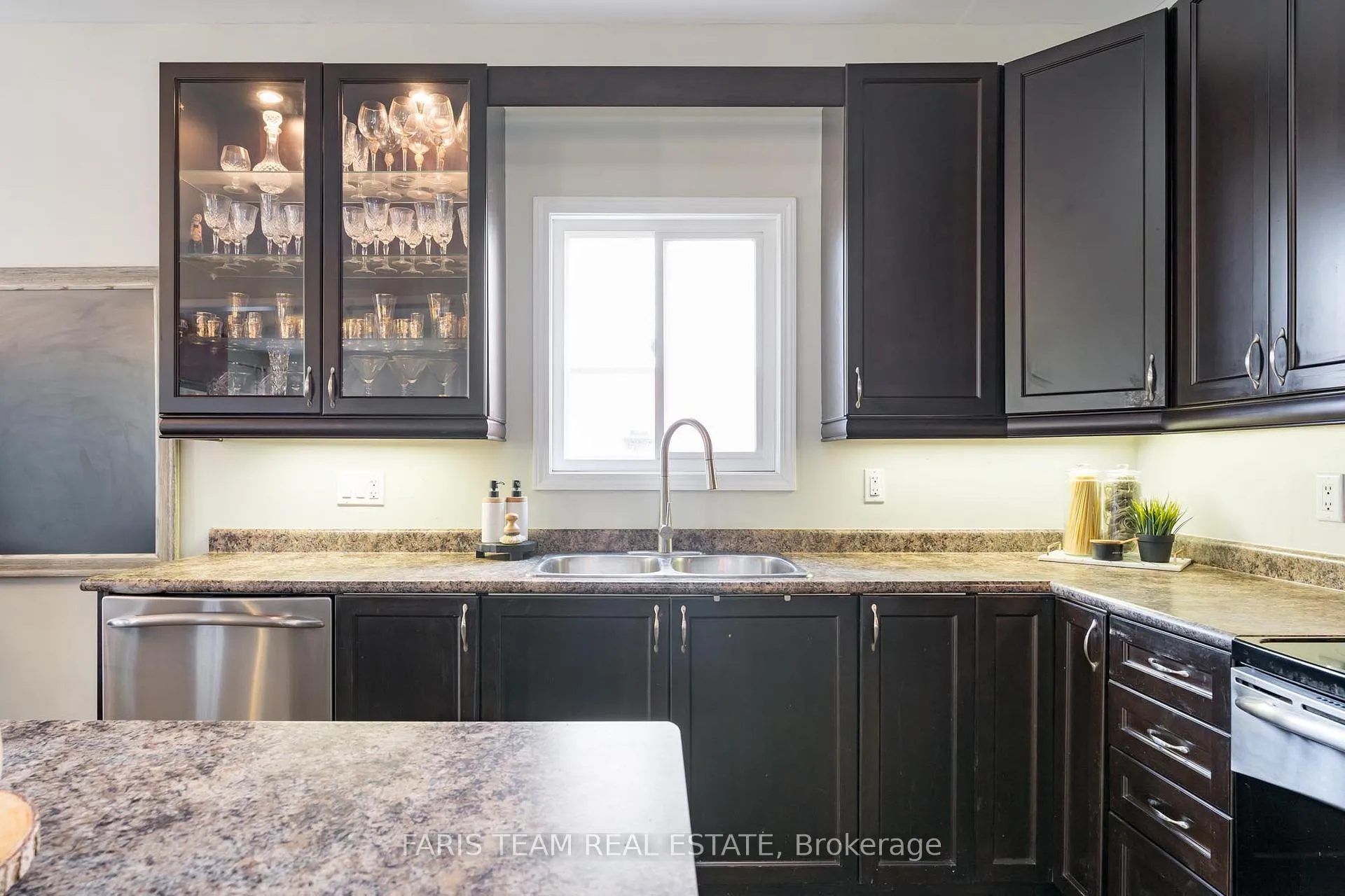 Photo 6 of 22 Commonwealth Road, Barrie, Innis-Shore — HOMEH