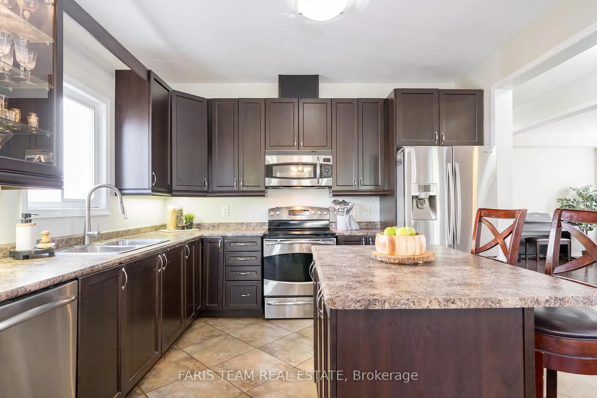 Photo 7 of 22 Commonwealth Road, Barrie, Innis-Shore — HOMEH
