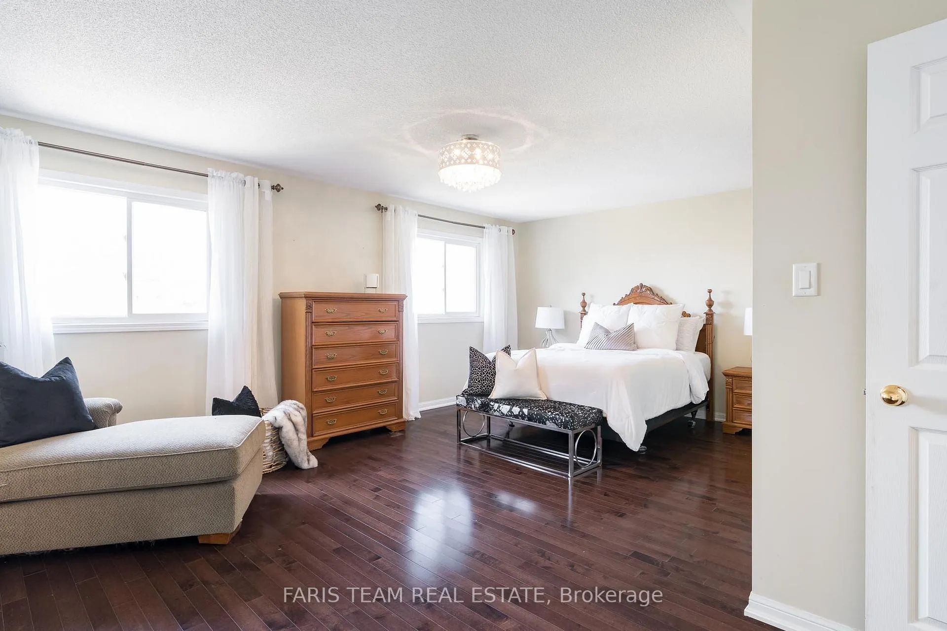 Photo 14 of 22 Commonwealth Road, Barrie, Innis-Shore — HOMEH