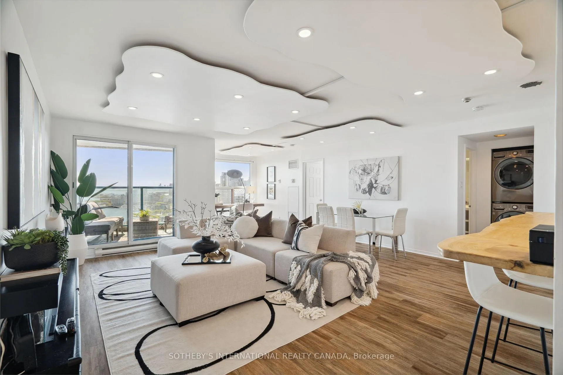 Front of Unit 3212, 99 Harbour Square