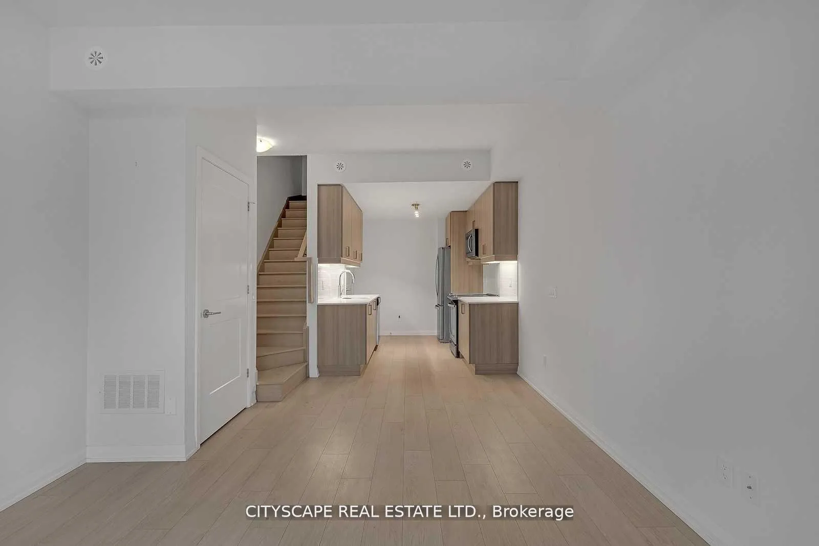 Photo 2 of Unit TH 27, 1030 Portage Parkway, Vaughan, Concord — HOMEH