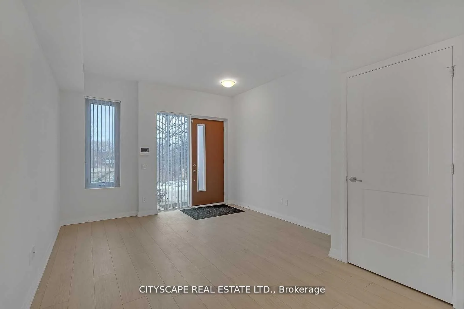 Photo 3 of Unit TH 27, 1030 Portage Parkway, Vaughan, Concord — HOMEH