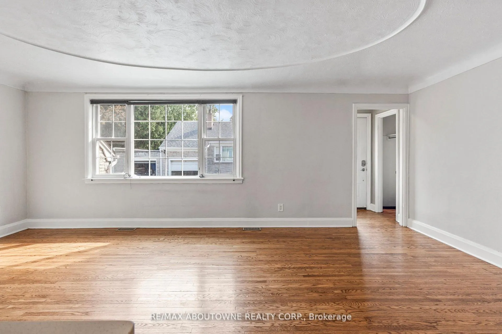 Photo 7 of 136 Brantdale Avenue, Hamilton, Southam — HOMEH