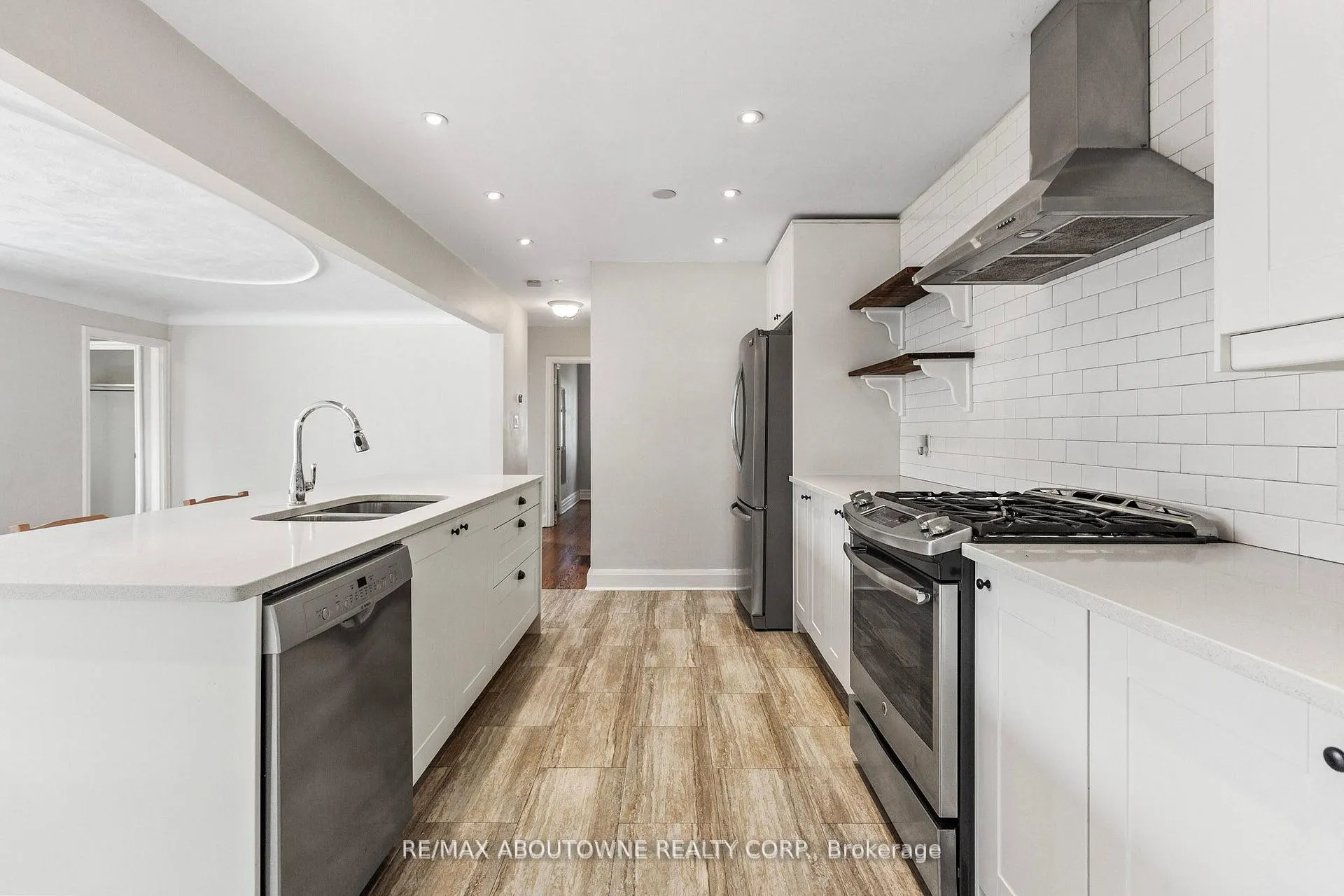 Photo 10 of 136 Brantdale Avenue, Hamilton, Southam — HOMEH