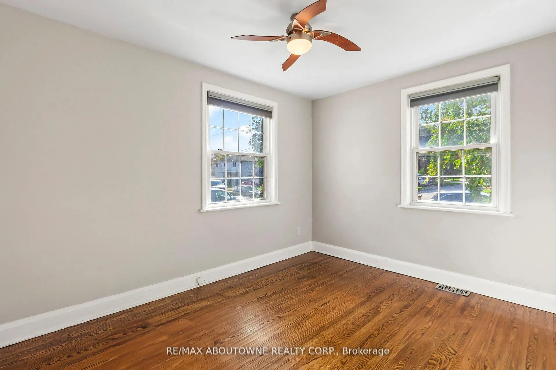 Photo 16 of 136 Brantdale Avenue, Hamilton, Southam — HOMEH