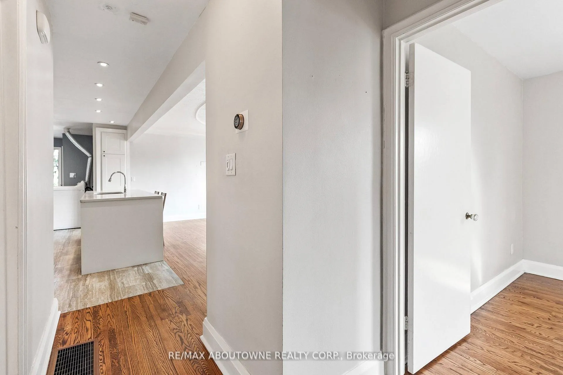 Photo 21 of 136 Brantdale Avenue, Hamilton, Southam — HOMEH