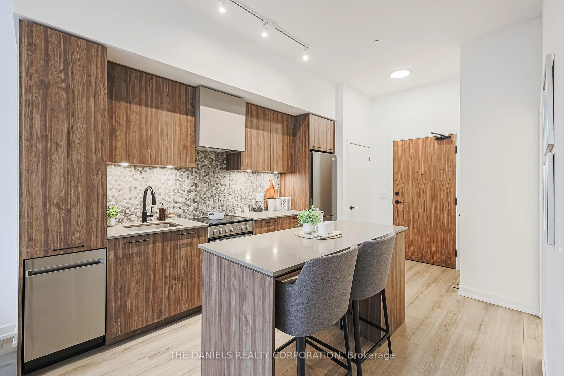 Photo 6 of Unit 115, 10 Lagerfeld Drive, Brampton, Northwest Brampton — HOMEH