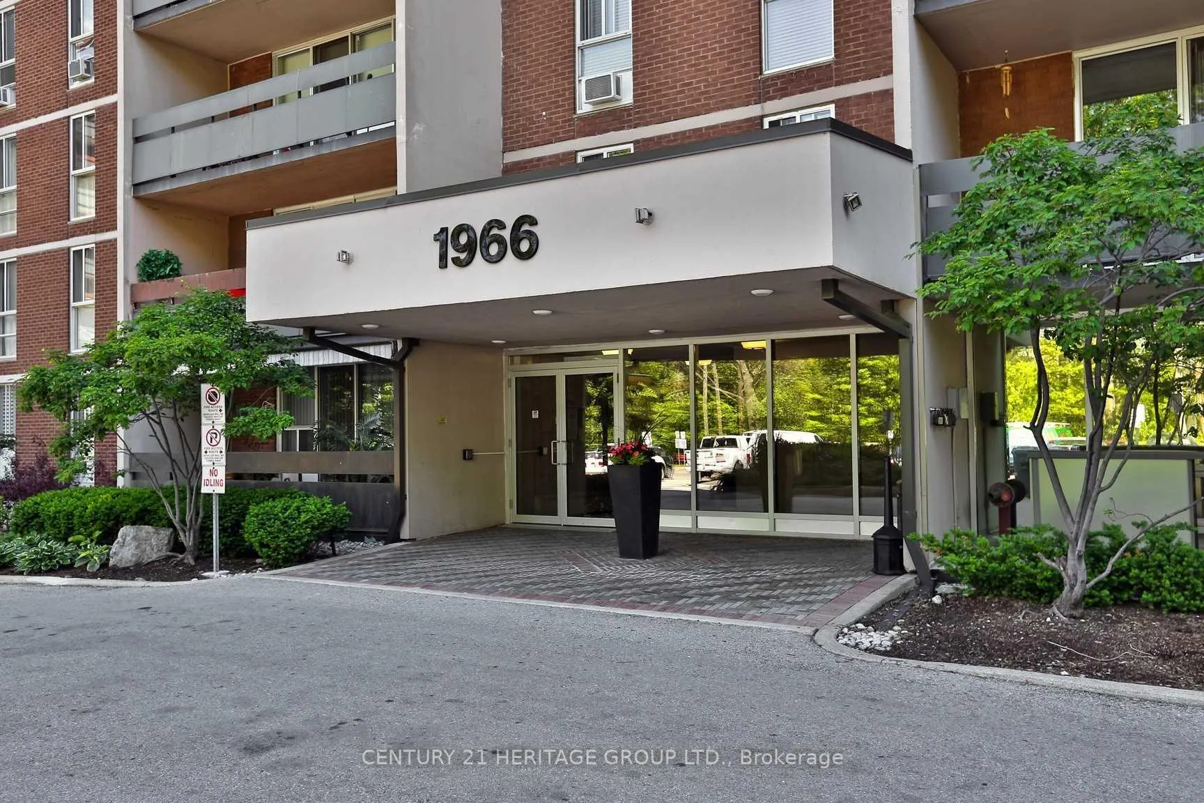Photo 2 of Unit 1004, 1966 Main Street, Hamilton, Ainslie Wood — HOMEH