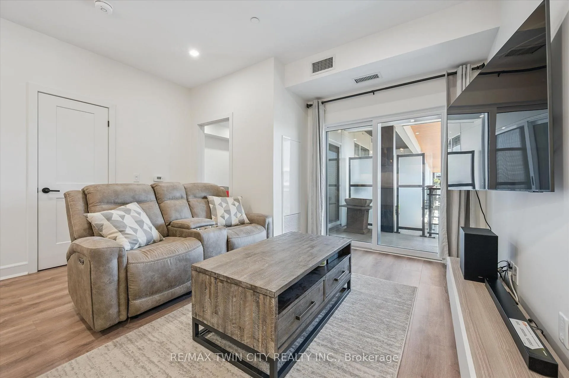 Photo 8 of Unit 609, 251 Northfield Drive E, Waterloo, Colonial Acres — HOMEH