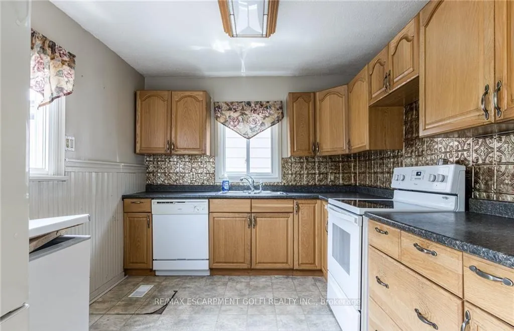 Photo 9 of 810 Tate Avenue, Hamilton, Parkview — HOMEH