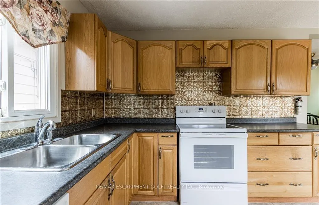 Photo 10 of 810 Tate Avenue, Hamilton, Parkview — HOMEH