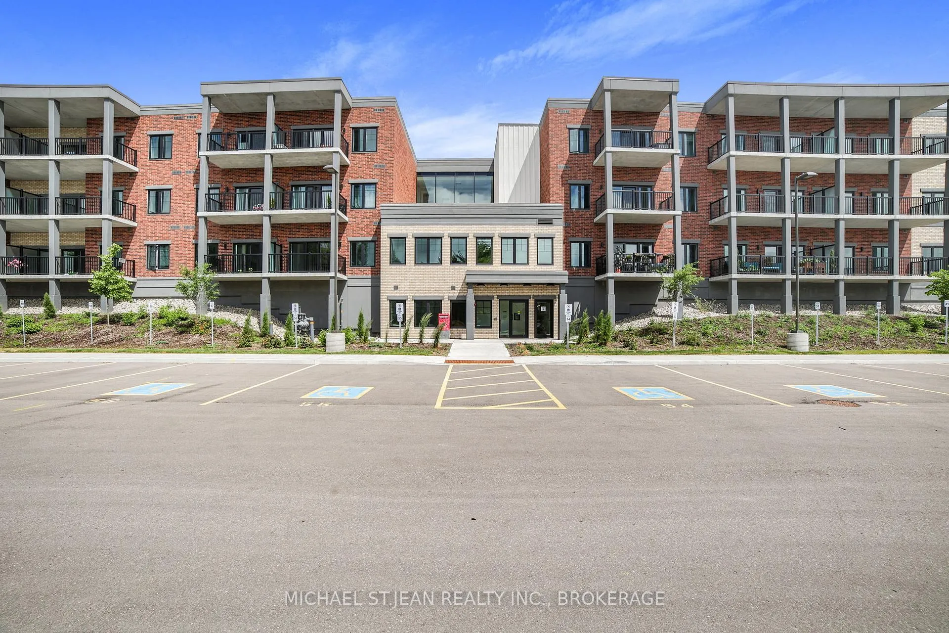 Photo 2 of Unit 402, 121 Mary Street, Clearview, Creemore — HOMEH