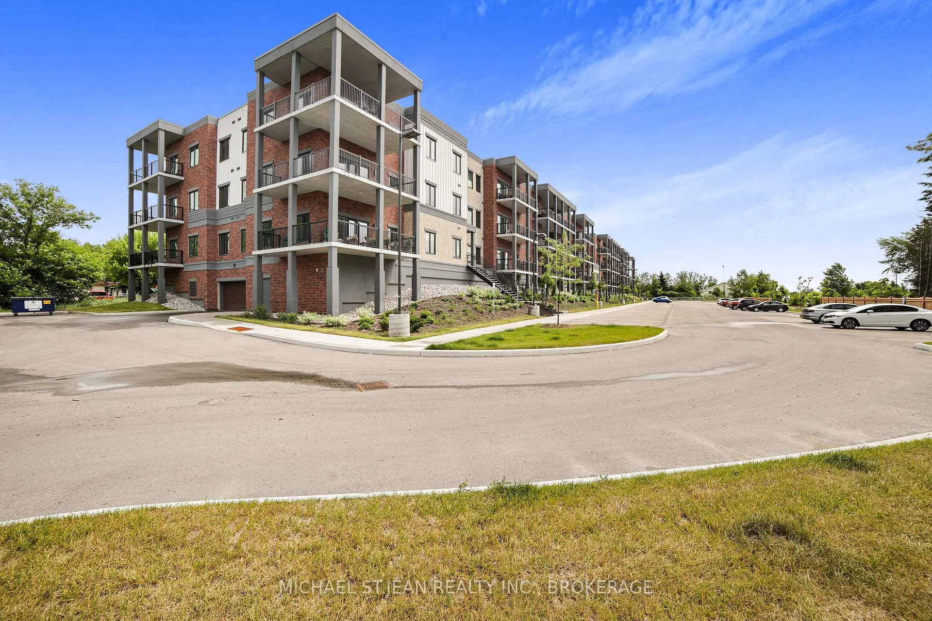 Photo 3 of Unit 402, 121 Mary Street, Clearview, Creemore — HOMEH