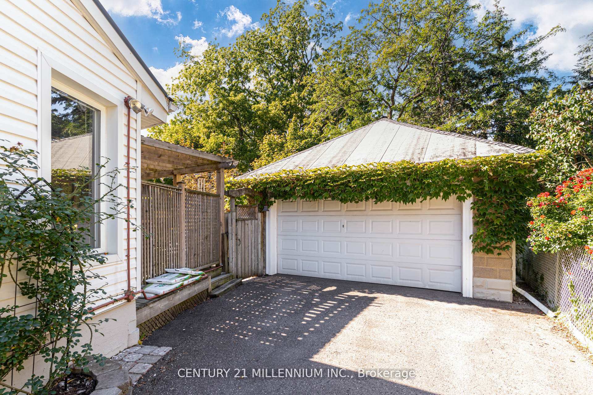 Photo 4 of 30 Frederick Street, Brampton, Downtown Brampton — HOMEH