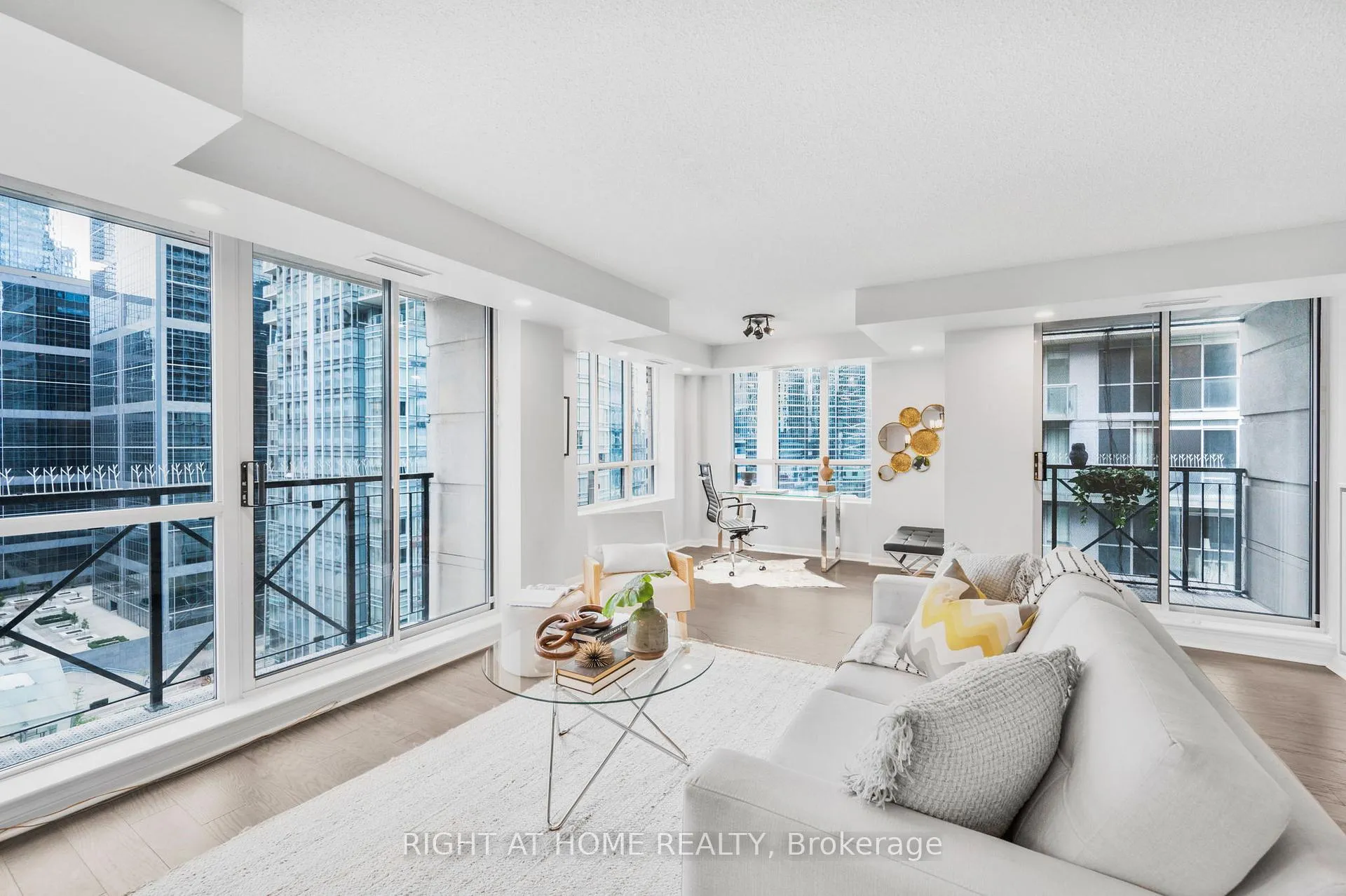 Photo 4 of Unit 1415, 140 Simcoe Street, Toronto, Waterfront Communities — HOMEH