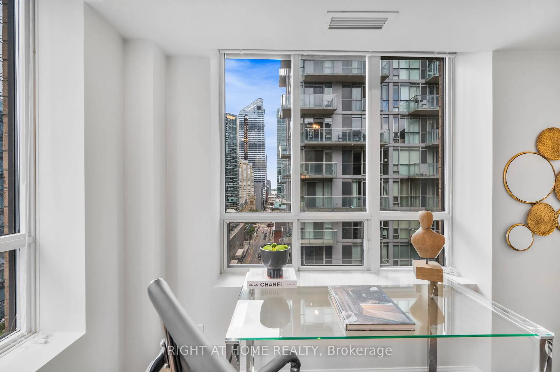 Photo 6 of Unit 1415, 140 Simcoe Street, Toronto, Waterfront Communities — HOMEH