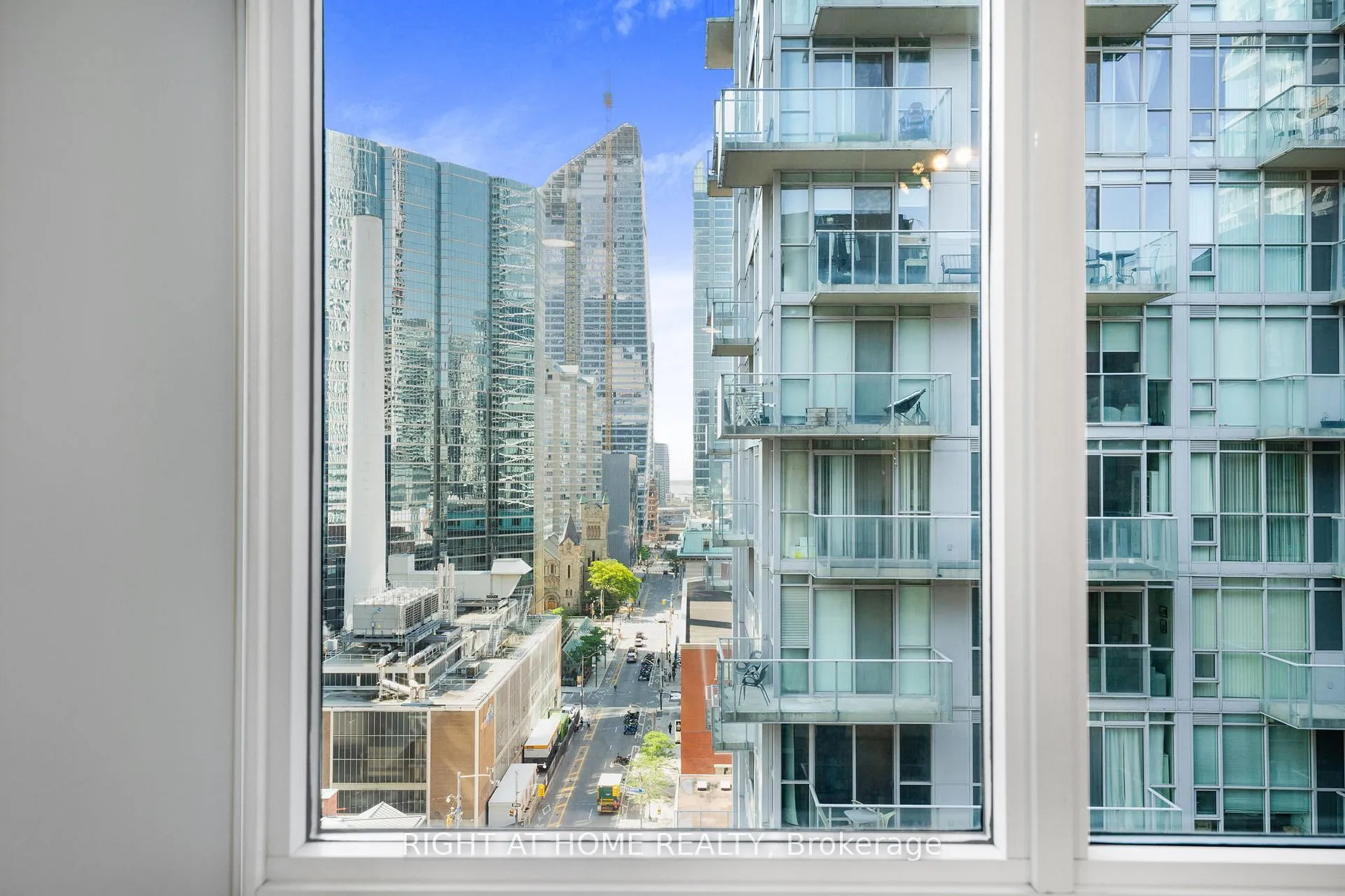 Photo 7 of Unit 1415, 140 Simcoe Street, Toronto, Waterfront Communities — HOMEH