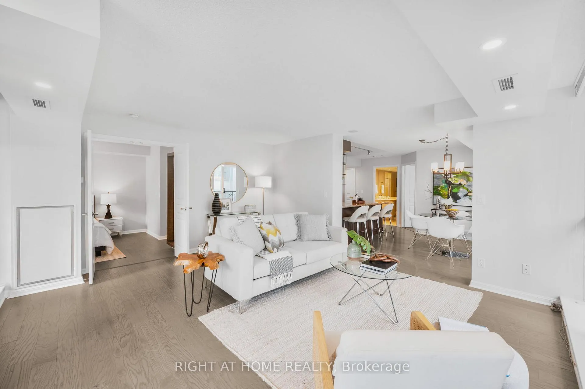 Photo 10 of Unit 1415, 140 Simcoe Street, Toronto, Waterfront Communities — HOMEH