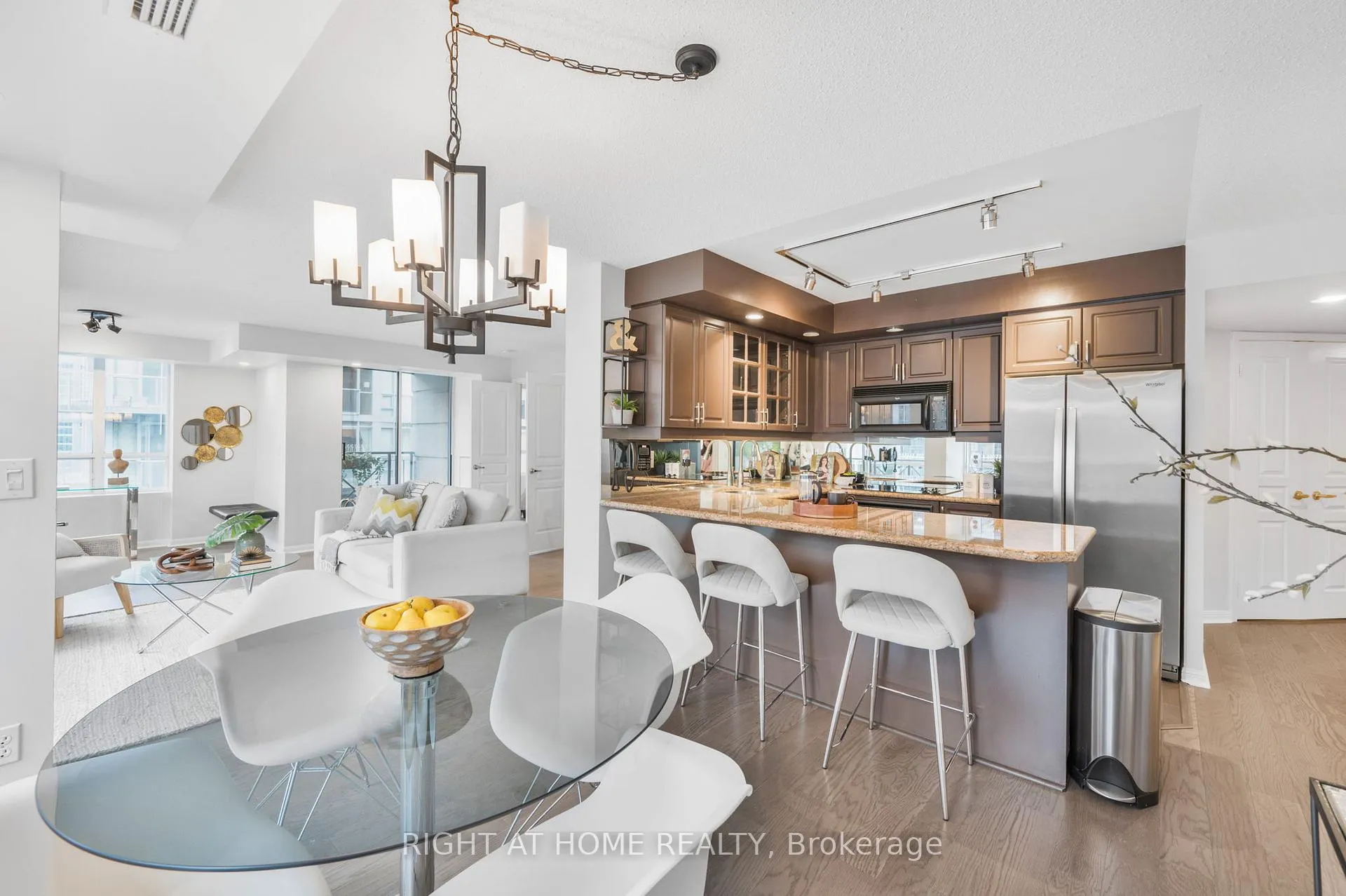 Photo 12 of Unit 1415, 140 Simcoe Street, Toronto, Waterfront Communities — HOMEH