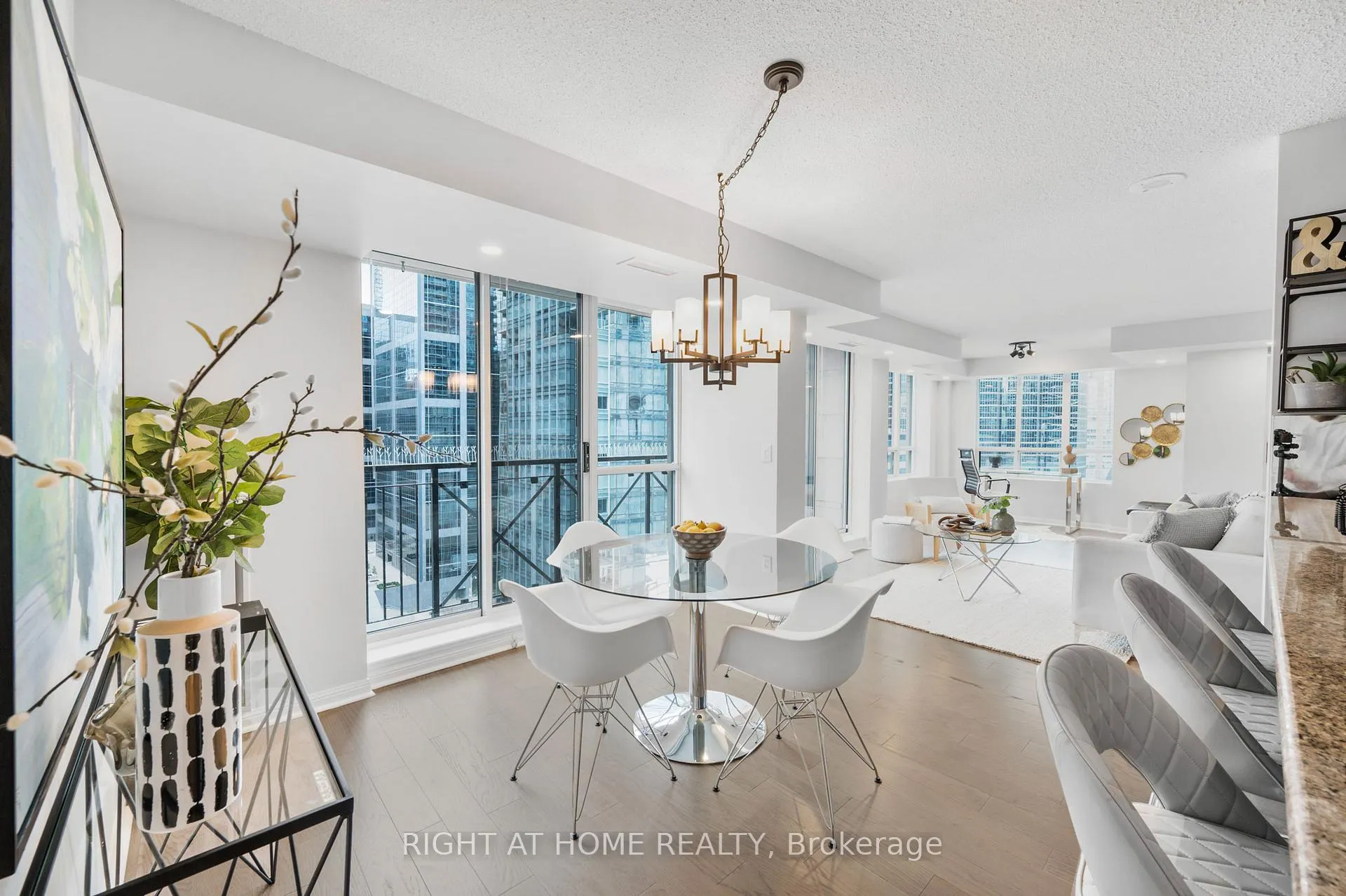 Photo 14 of Unit 1415, 140 Simcoe Street, Toronto, Waterfront Communities — HOMEH