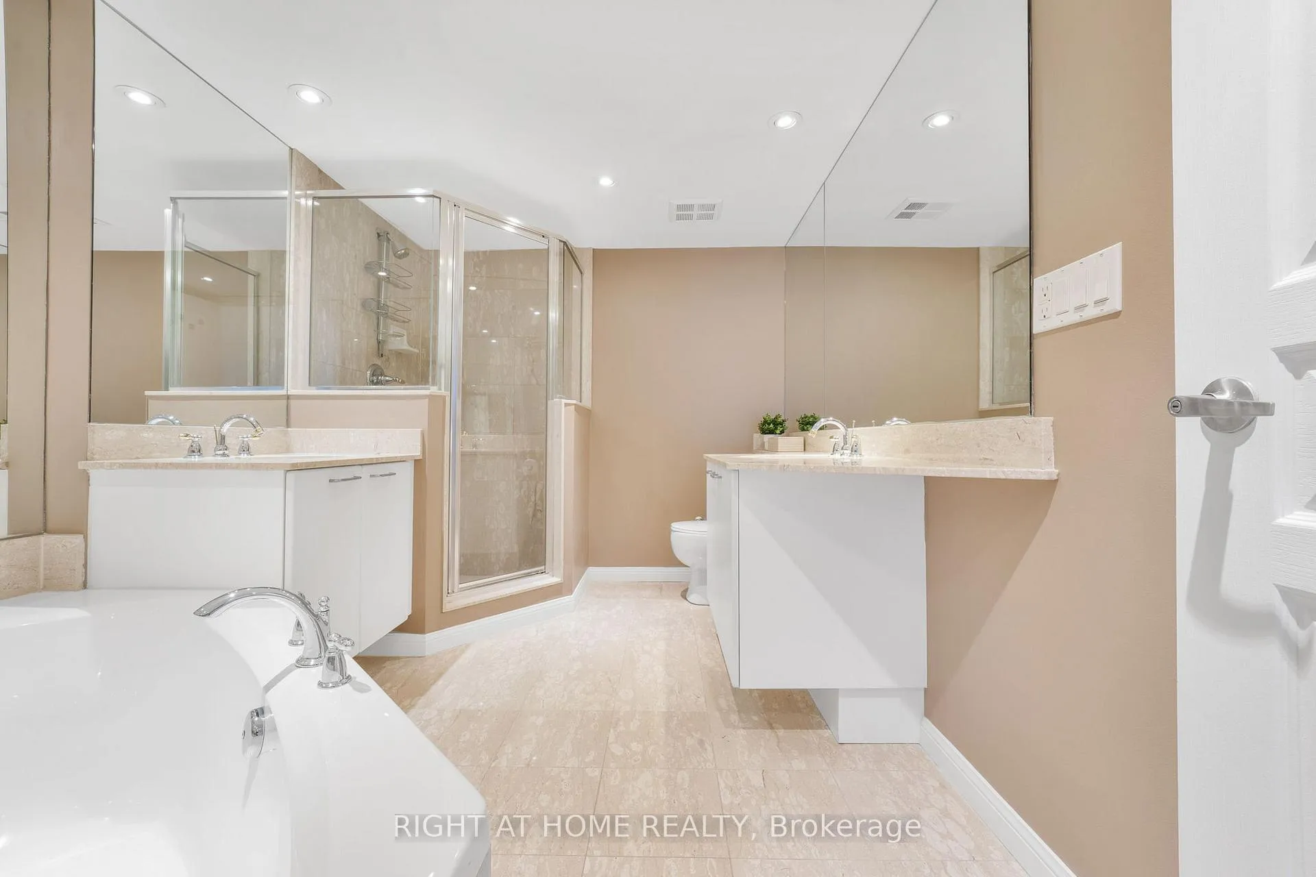 Photo 21 of Unit 1415, 140 Simcoe Street, Toronto, Waterfront Communities — HOMEH