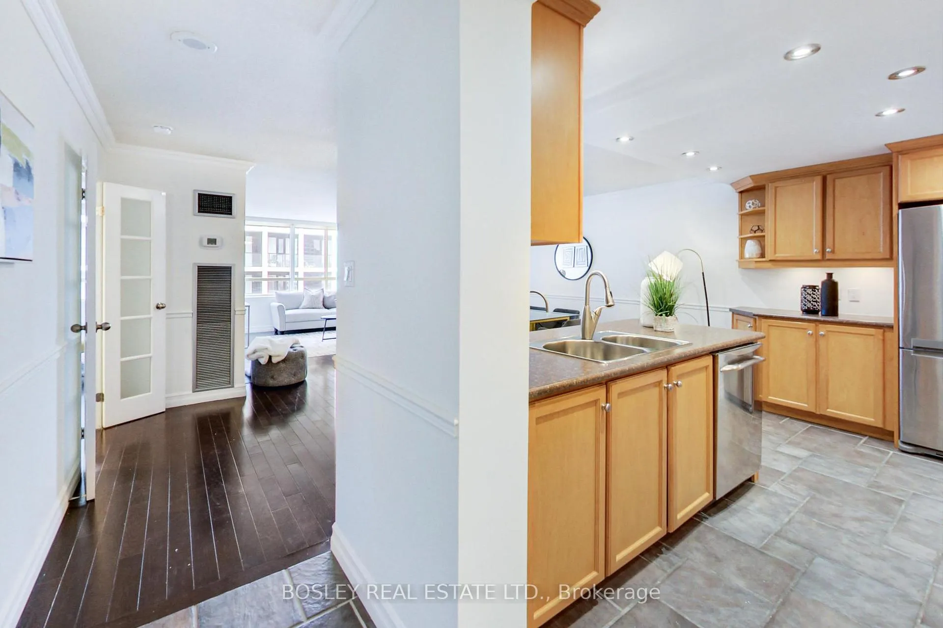 Photo 2 of Unit 2005, 633 Bay Street, Toronto, Bay Street Corridor — HOMEH
