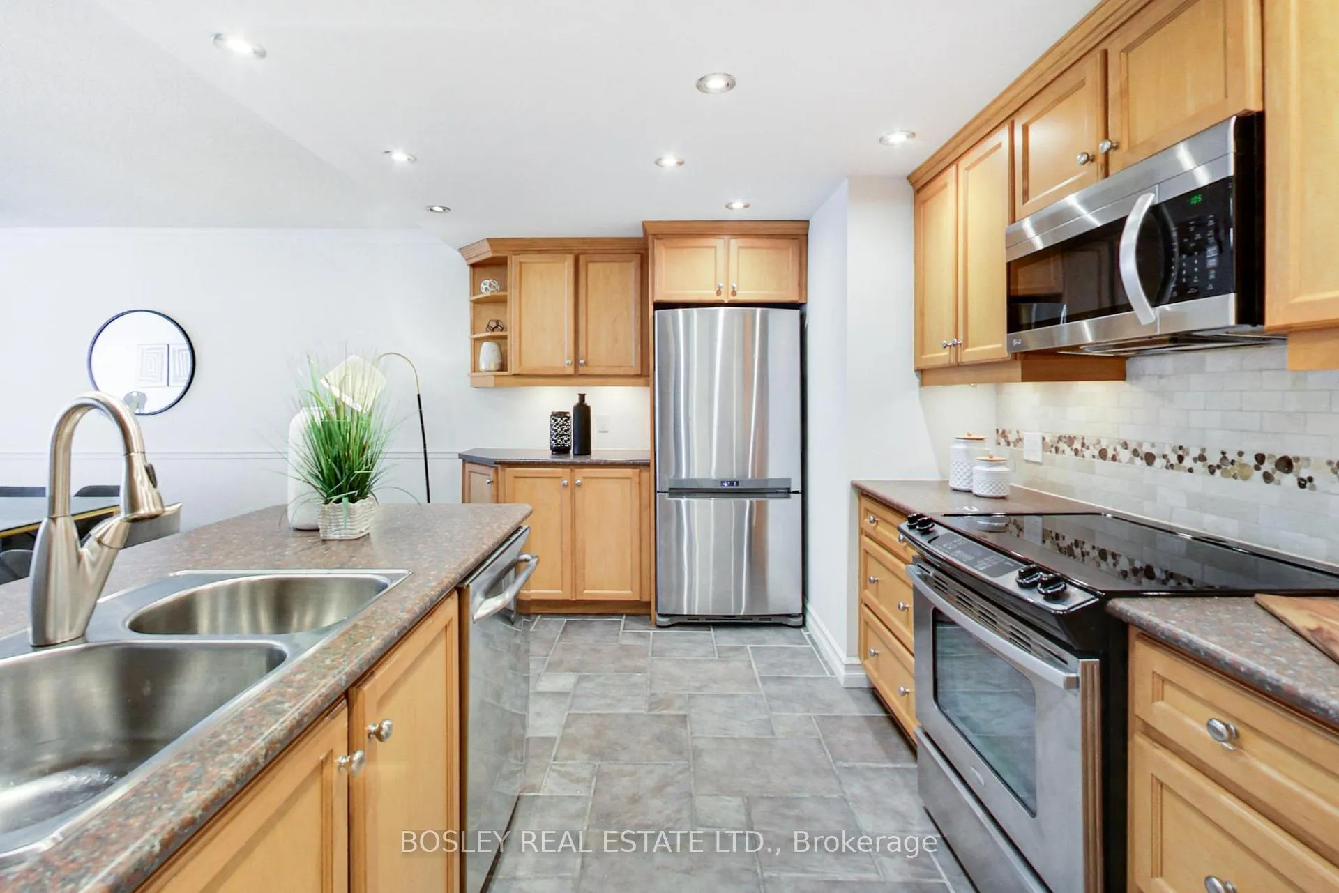 Photo 3 of Unit 2005, 633 Bay Street, Toronto, Bay Street Corridor — HOMEH