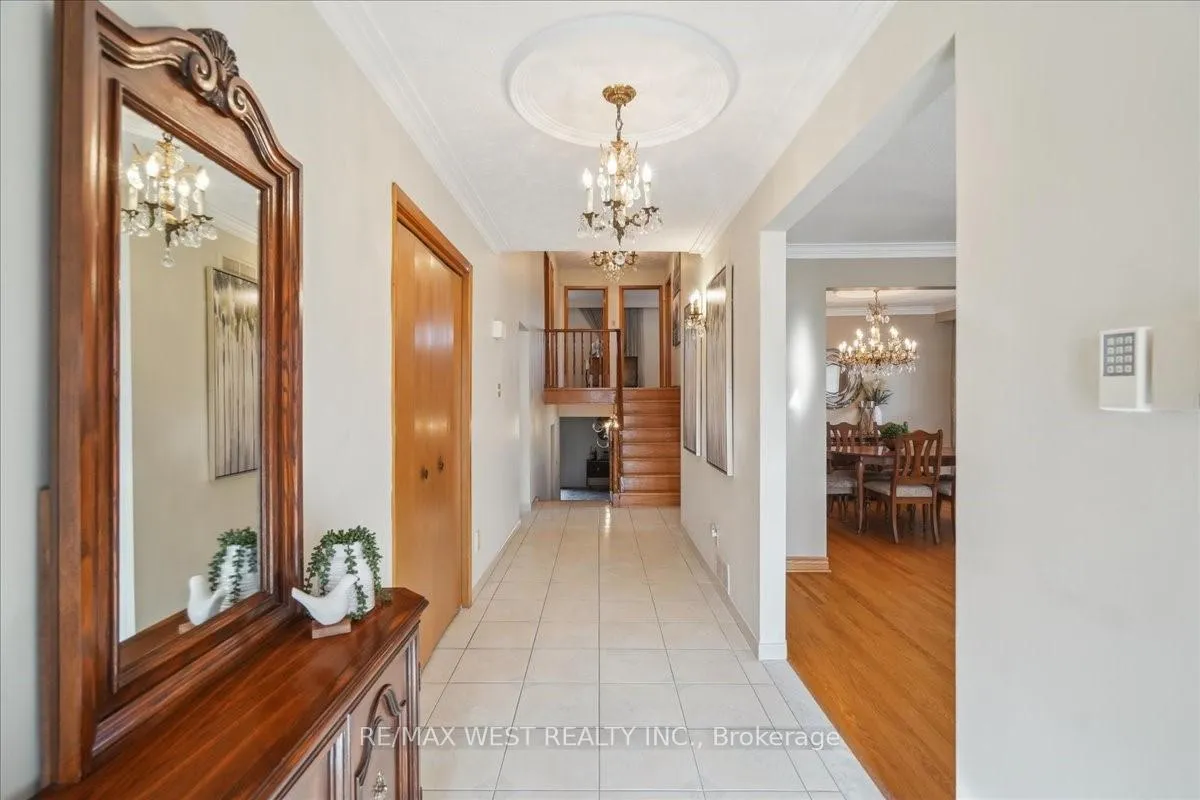 Photo 3 of 96 Harris Crescent, Vaughan, West Woodbridge — HOMEH