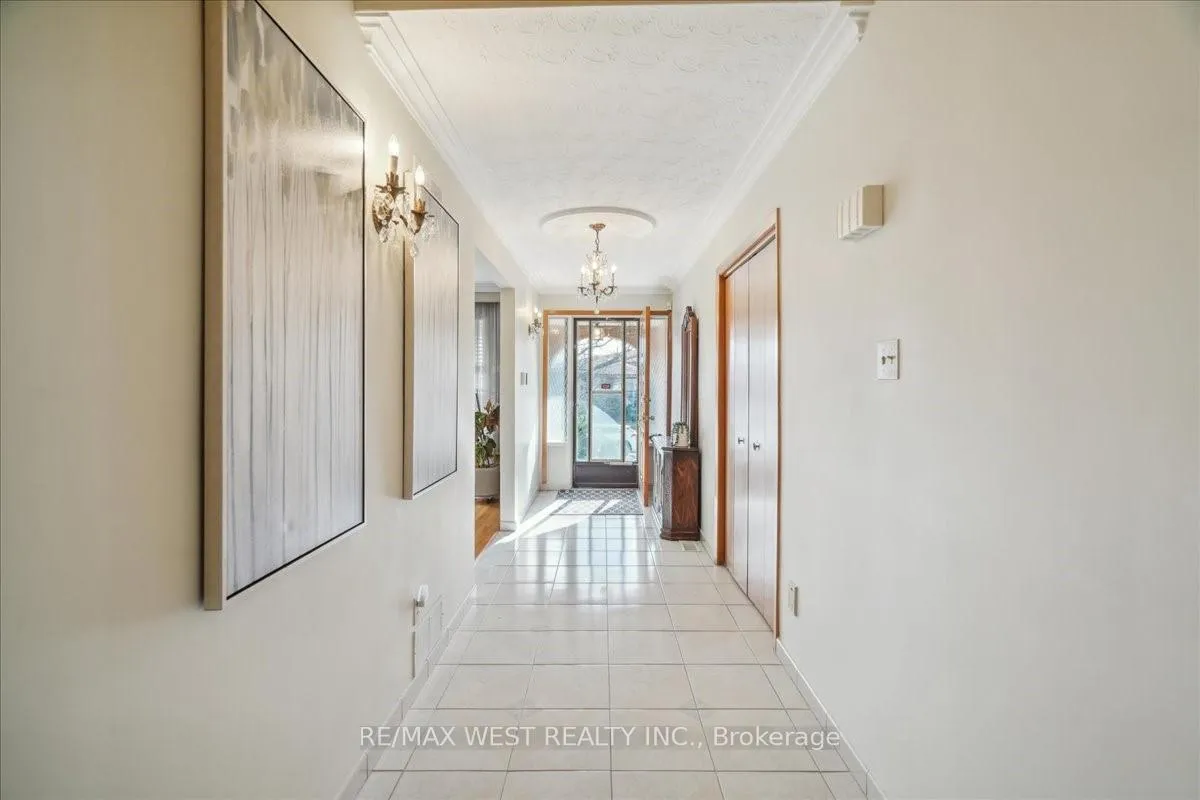 Photo 4 of 96 Harris Crescent, Vaughan, West Woodbridge — HOMEH