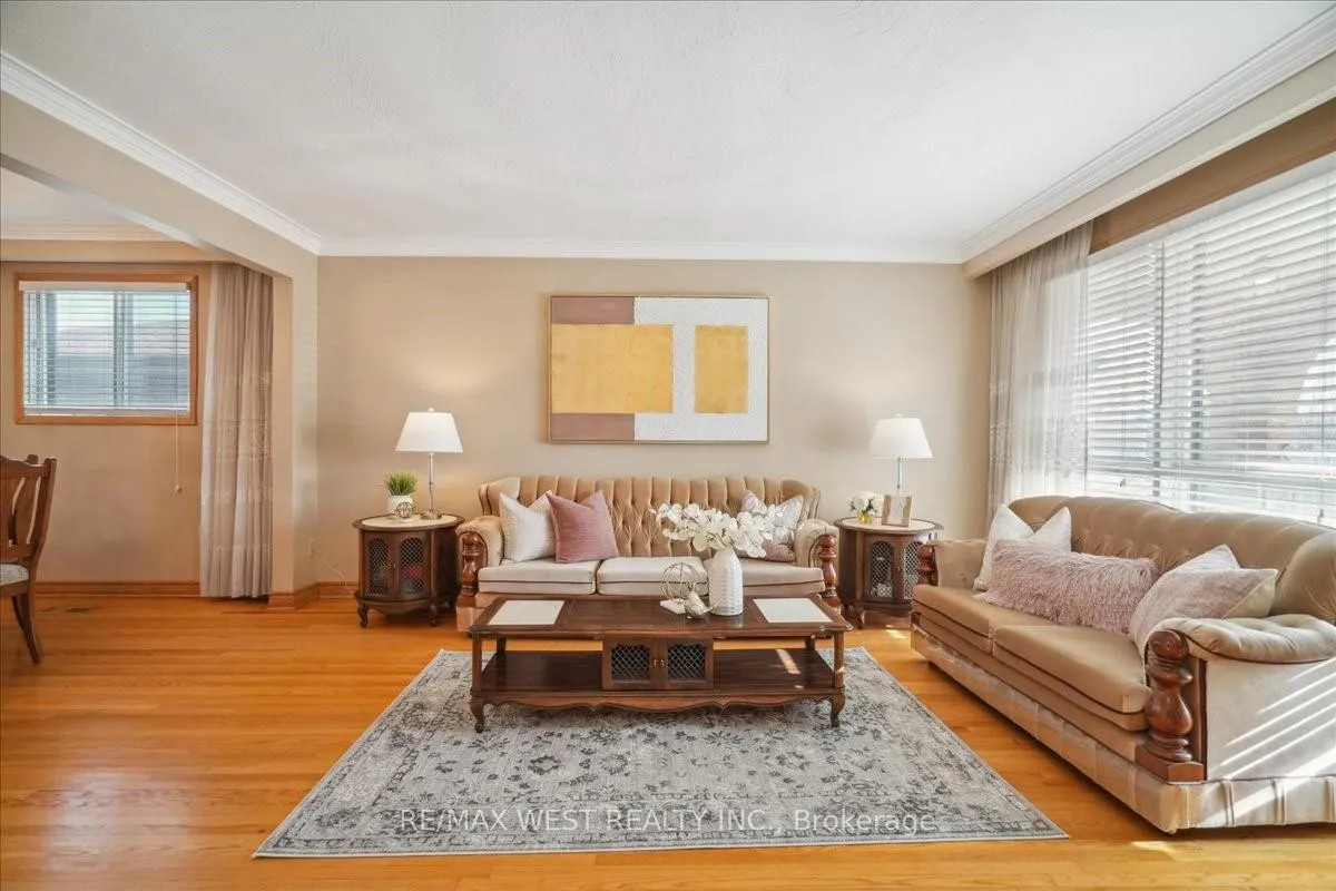 Photo 5 of 96 Harris Crescent, Vaughan, West Woodbridge — HOMEH