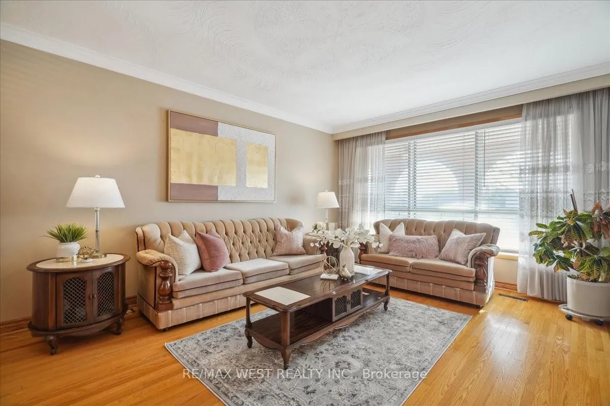 Photo 6 of 96 Harris Crescent, Vaughan, West Woodbridge — HOMEH