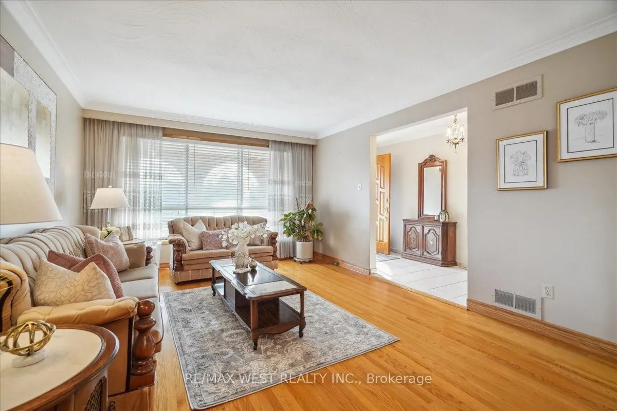 Photo 7 of 96 Harris Crescent, Vaughan, West Woodbridge — HOMEH