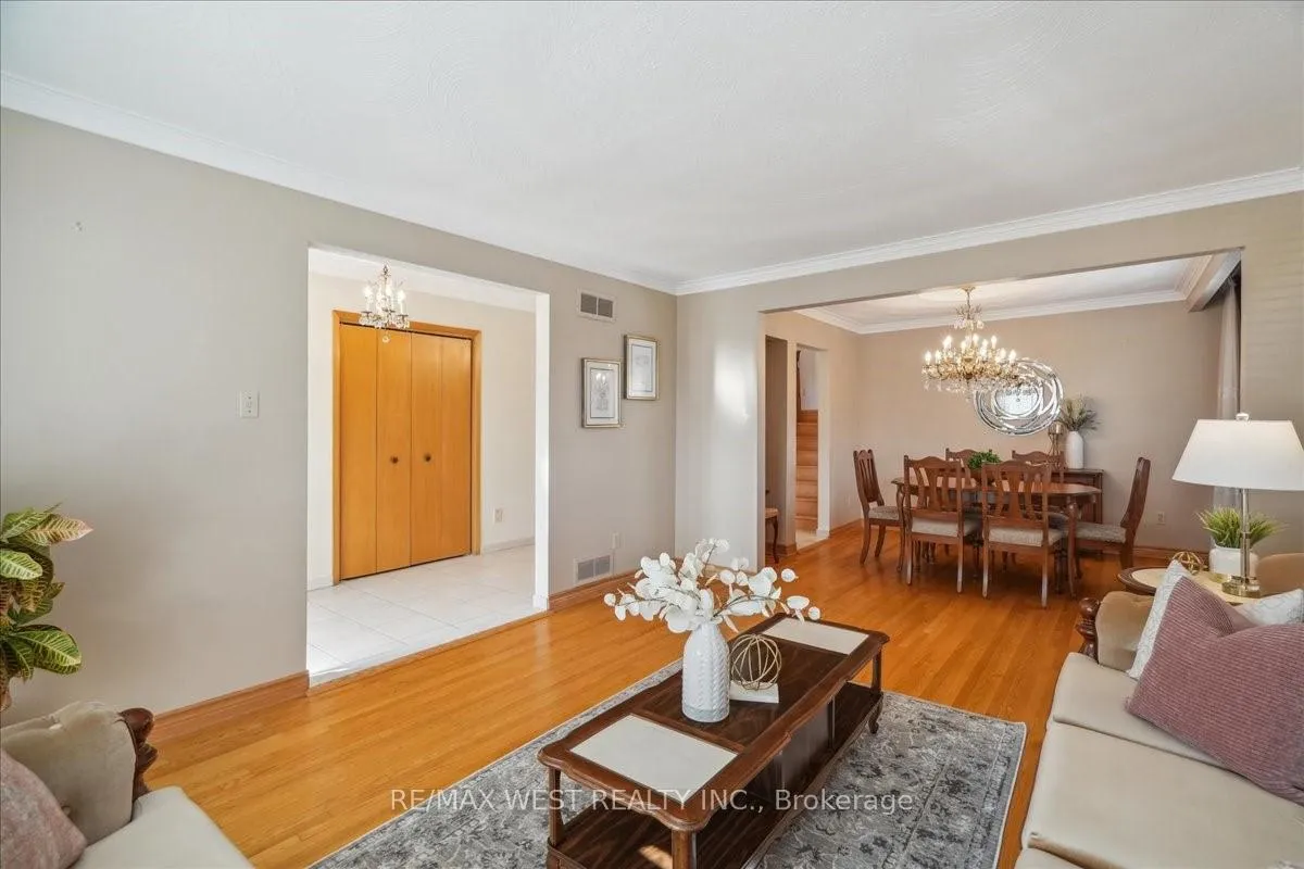 Photo 8 of 96 Harris Crescent, Vaughan, West Woodbridge — HOMEH