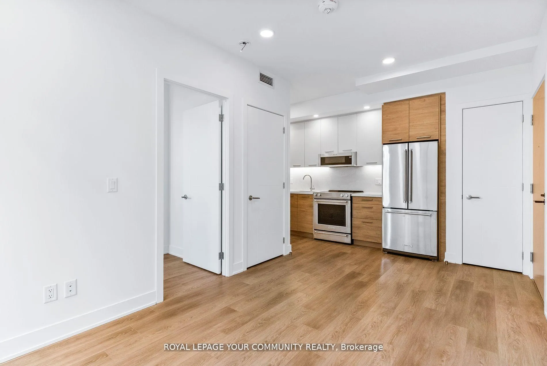 Photo 3 of Unit 303, 200 Redpath Avenue, Toronto, Mount Pleasant East — HOMEH