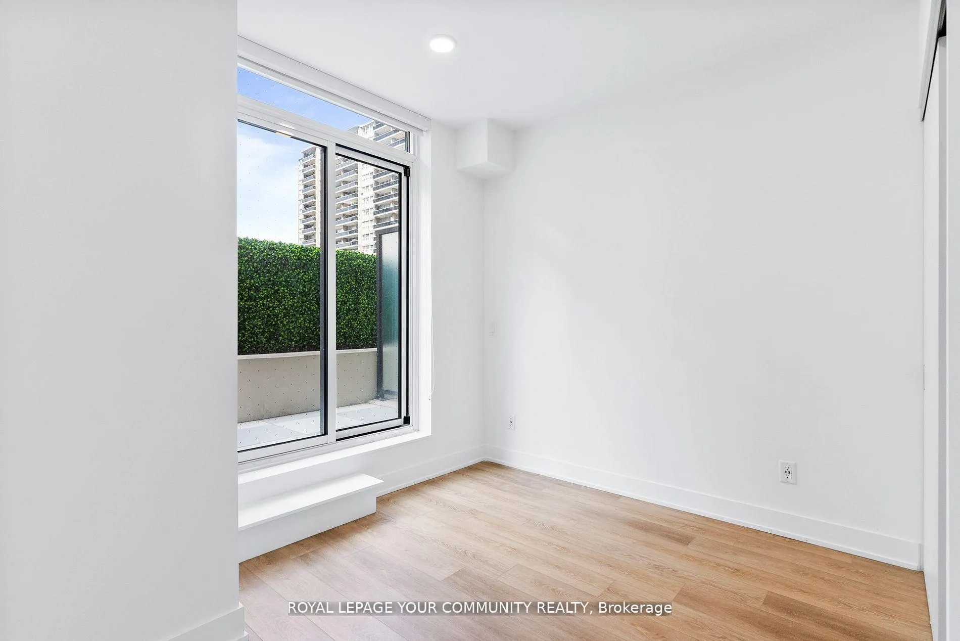 Photo 4 of Unit 303, 200 Redpath Avenue, Toronto, Mount Pleasant East — HOMEH