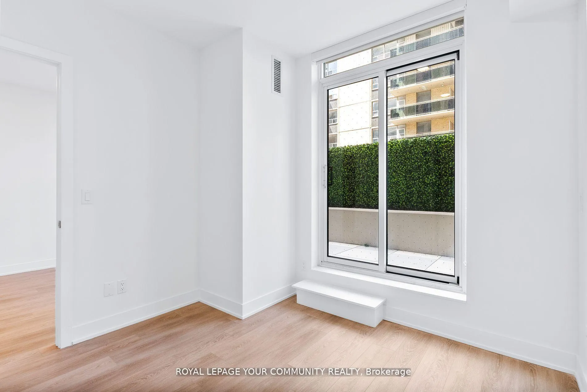 Photo 5 of Unit 303, 200 Redpath Avenue, Toronto, Mount Pleasant East — HOMEH
