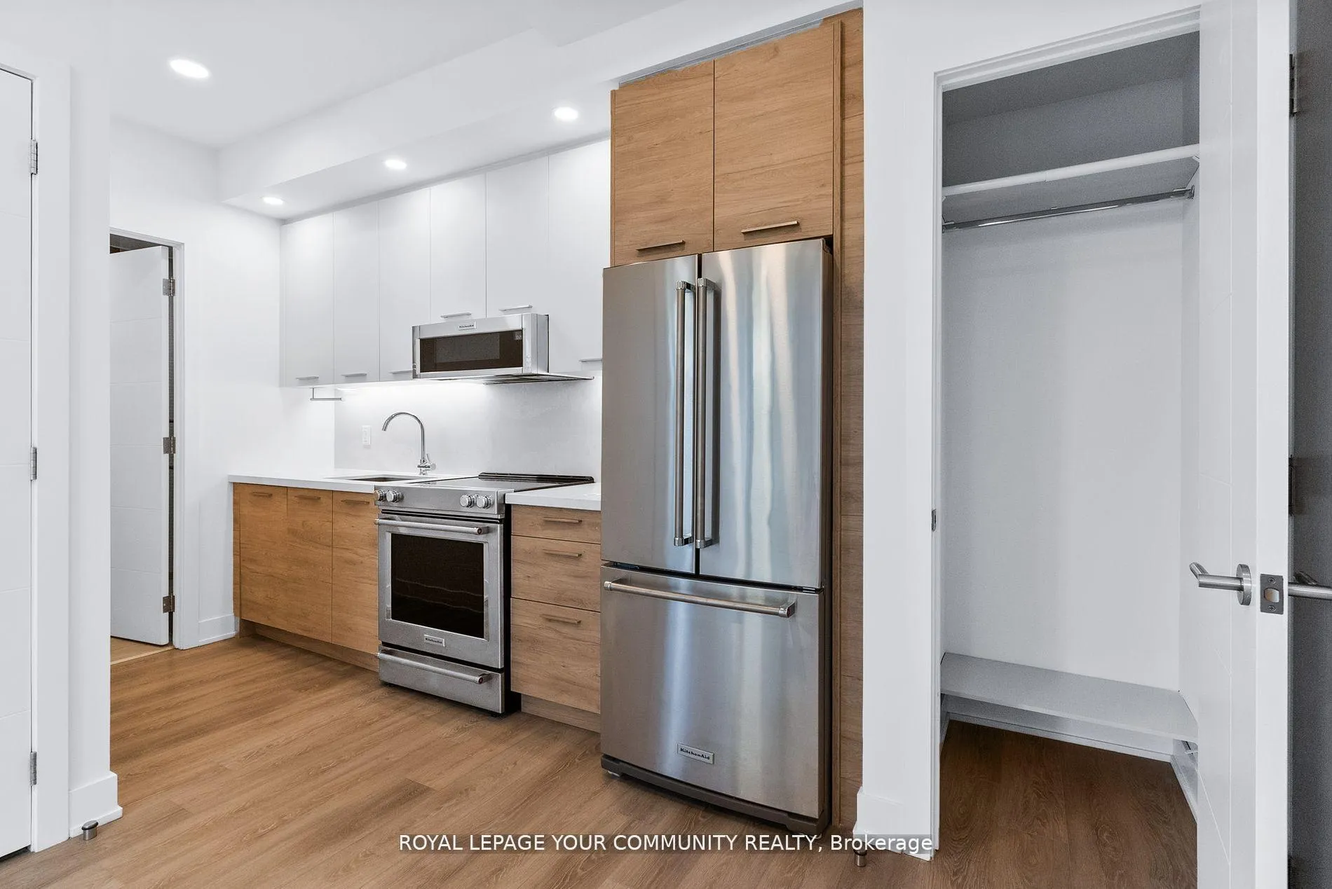 Photo 7 of Unit 303, 200 Redpath Avenue, Toronto, Mount Pleasant East — HOMEH