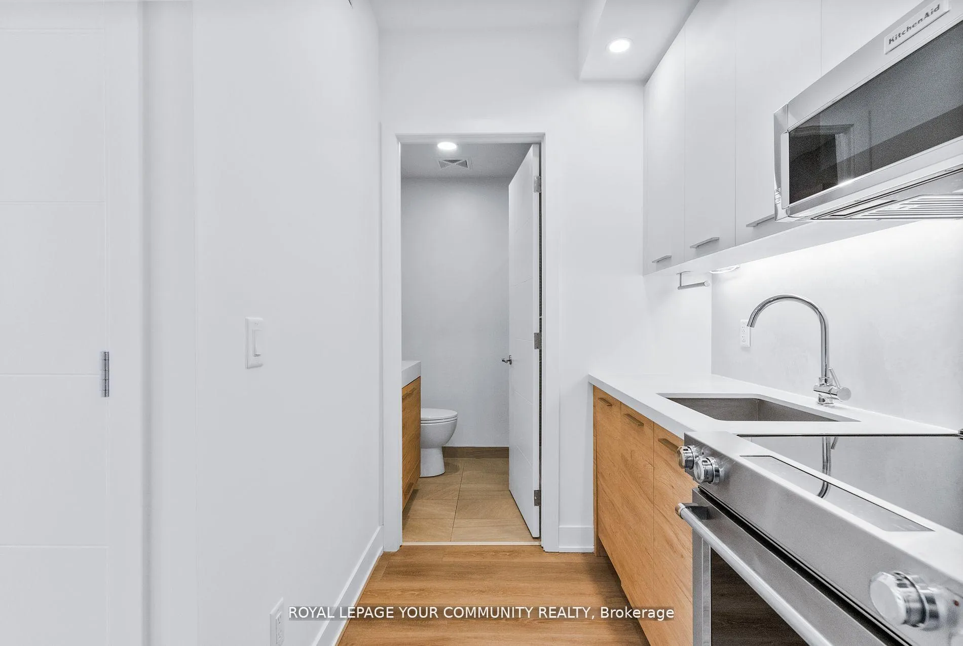 Photo 8 of Unit 303, 200 Redpath Avenue, Toronto, Mount Pleasant East — HOMEH
