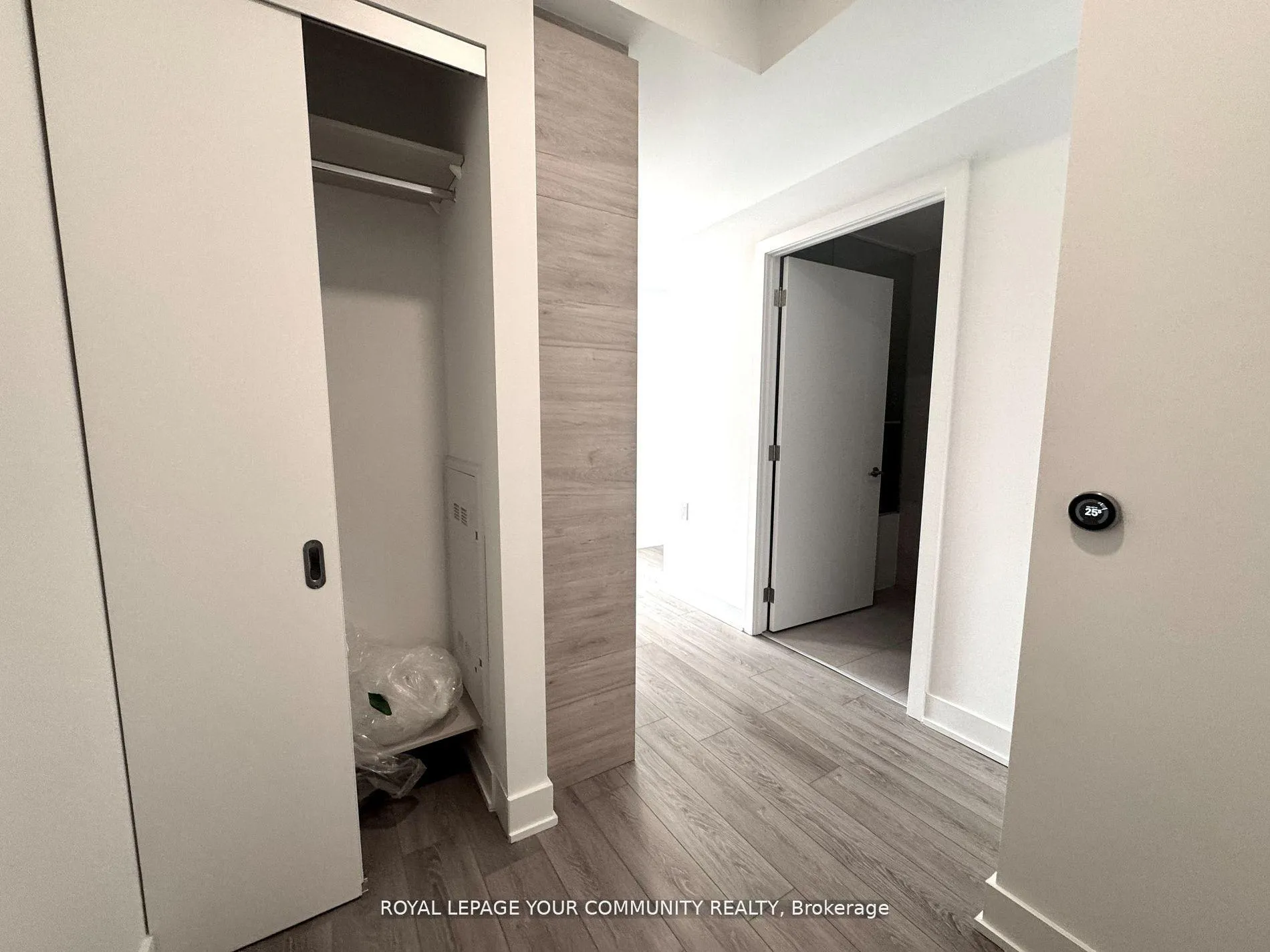 Photo 3 of Unit 2604, 200 Redpath Avenue, Toronto, Mount Pleasant East — HOMEH