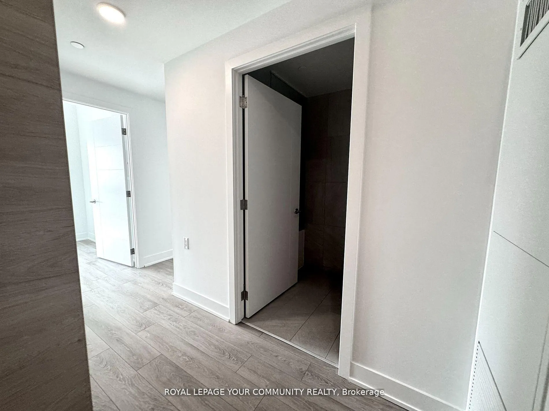 Photo 4 of Unit 2604, 200 Redpath Avenue, Toronto, Mount Pleasant East — HOMEH