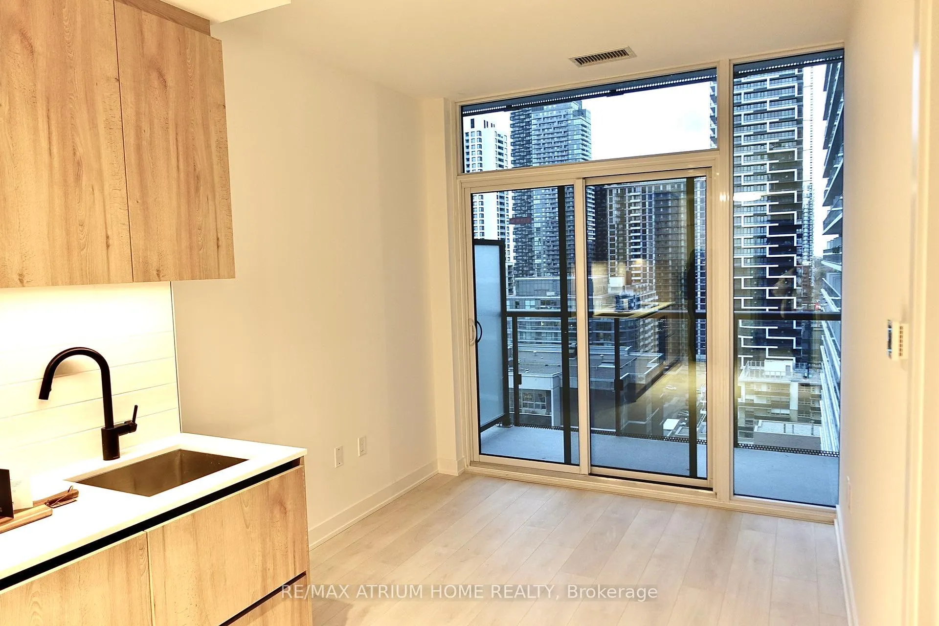 Photo 6 of Unit 1904, 127 Broadway Avenue, Toronto, Mount Pleasant West — HOMEH
