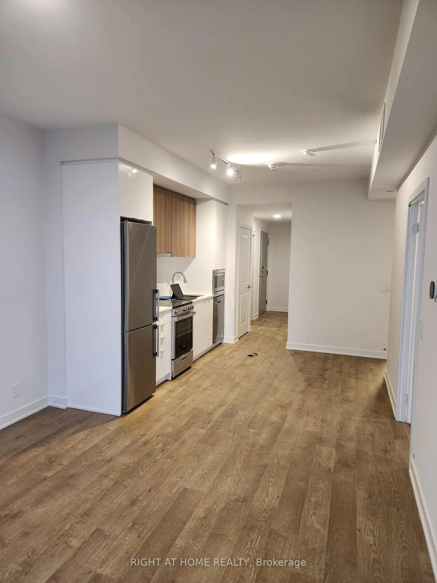 Photo 2 of Unit 2402, 30 upper mall Way, Vaughan, Brownridge — HOMEH