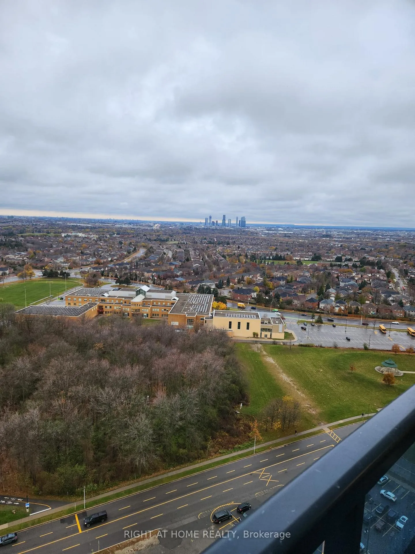 Photo 3 of Unit 2402, 30 upper mall Way, Vaughan, Brownridge — HOMEH